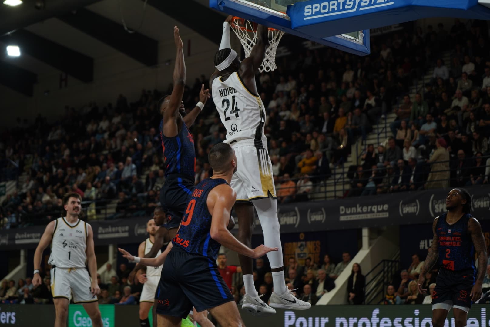 Portée par ses intérieurs, l’ASVEL vient à bout de Gravelines et retrouve la tête du championnat