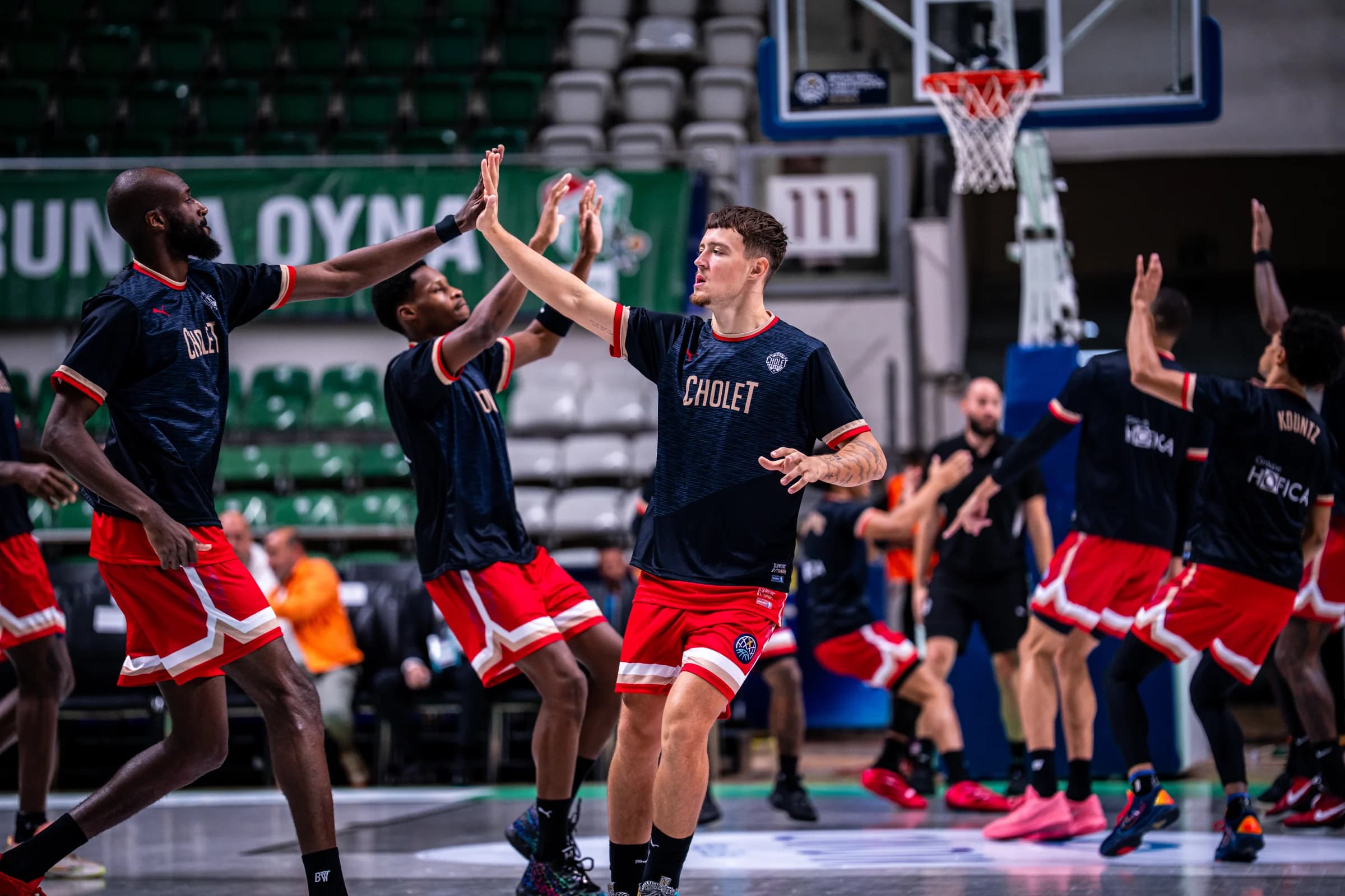 « Cholet complice » : des tags sur l’espace Michel-Léger pour dénoncer la venue de l’Hapoël Holon à Cholet