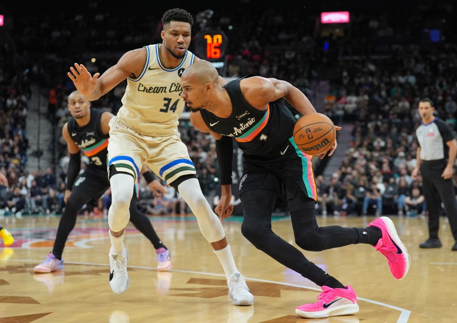 Antetokounmpo sur Wembanyama : « Il prend moins de 3-points, choisit mieux ses tirs… Ça va devenir un cauchemar à défendre »