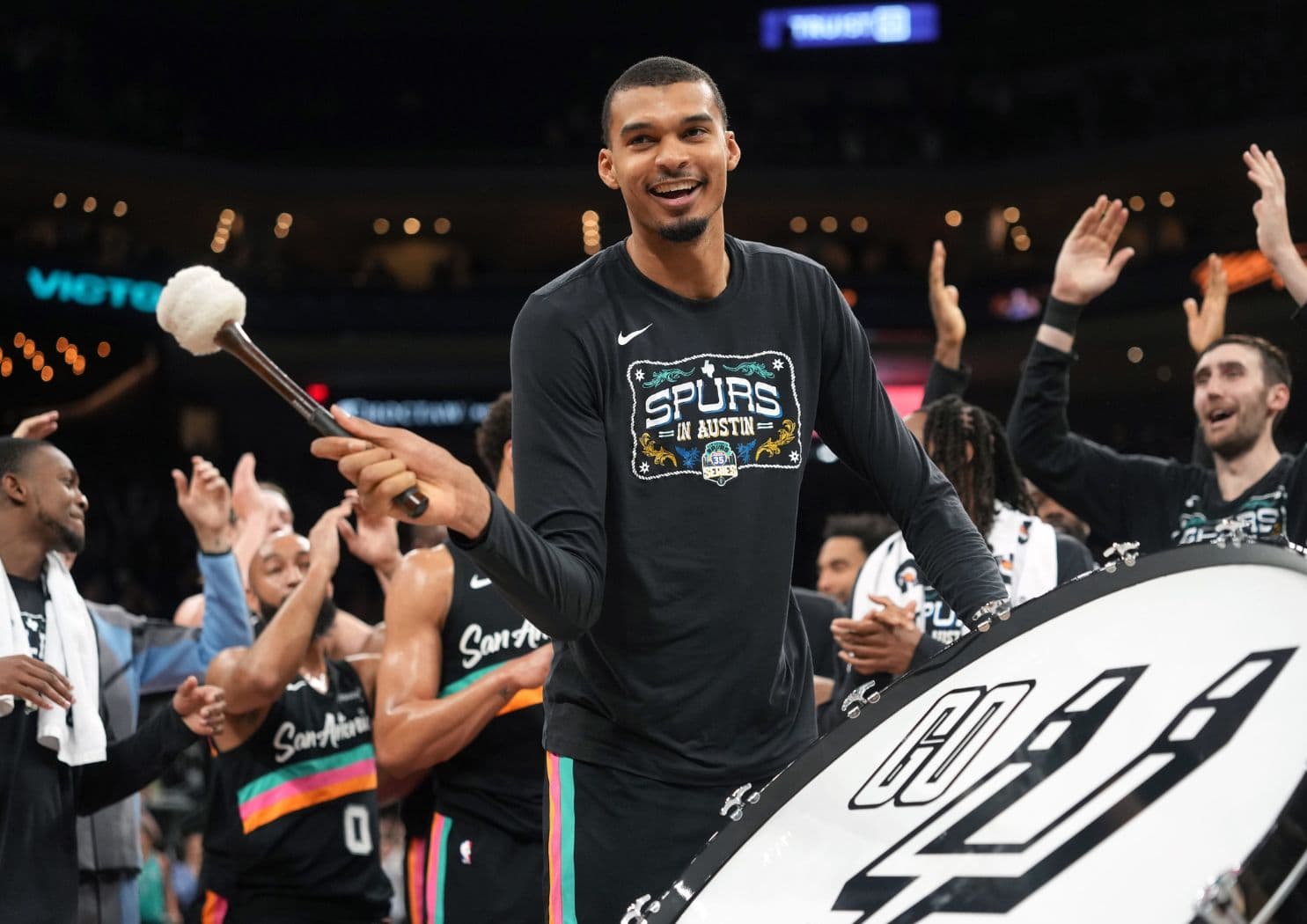 Victor Wembanyama rafle deux trophées : Meilleur Joueur et Défenseur du mois à l’Ouest !