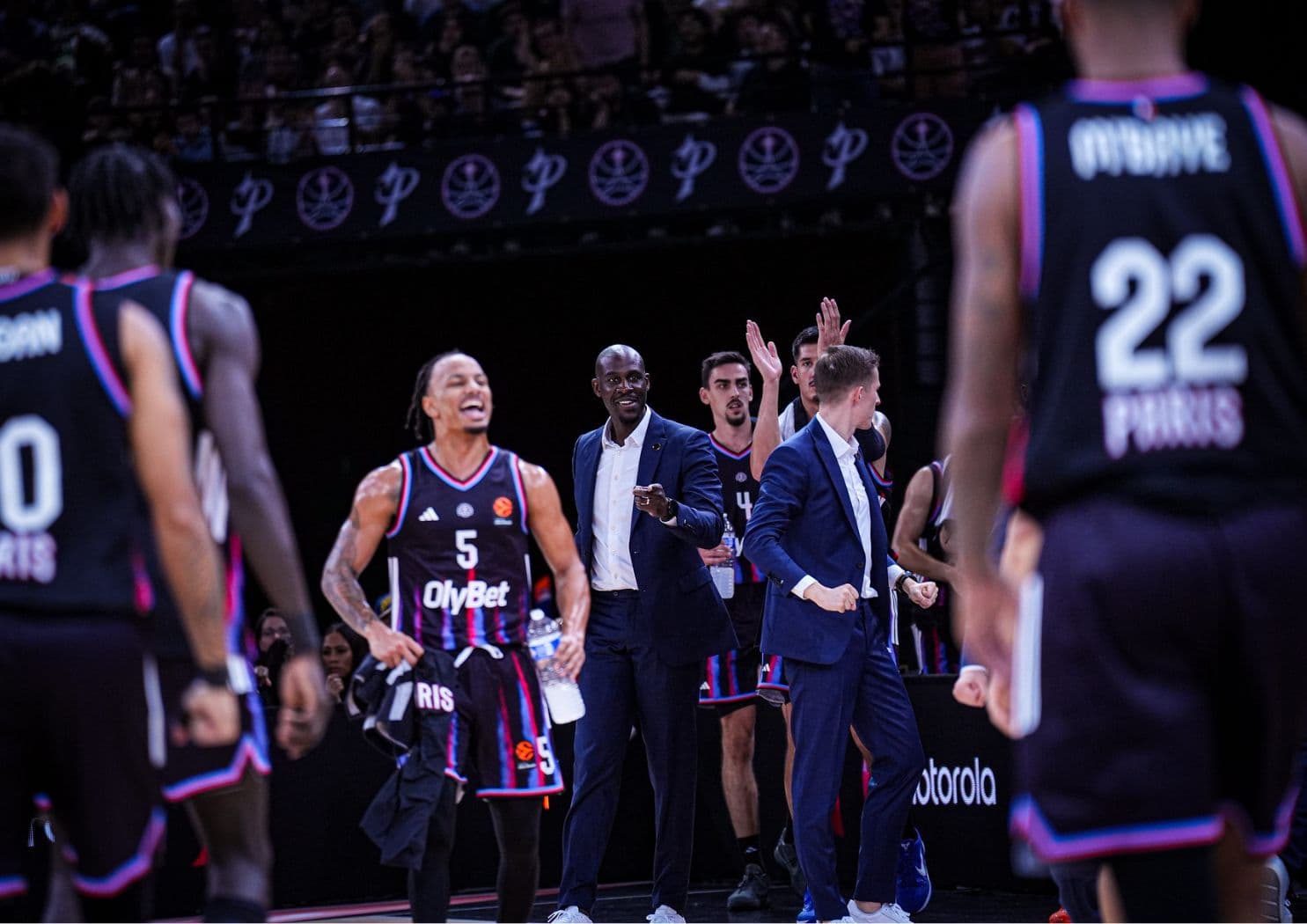 Dans un match avec deux coachs novices, Paris massacre la Virtus Bologne