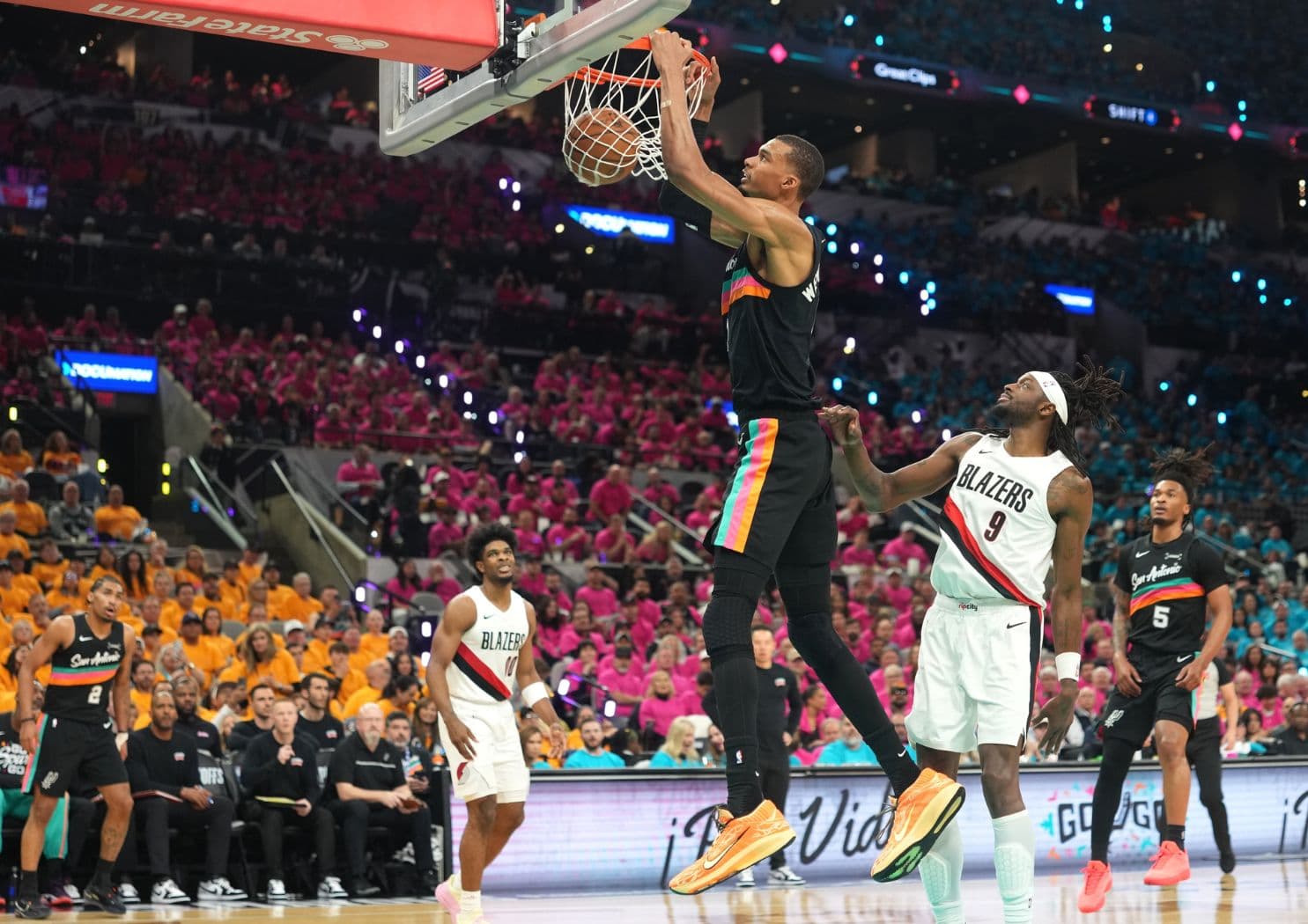 Les Spurs vainqueurs, Victor Wembanyama signe la meilleure mi-temps pour un débutant en playoffs depuis 29 ans