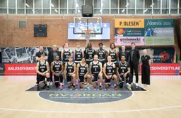 Djahi Binet, ici avec le n°1 en haut à droite, s'est illustré lors de la première journée de la FIBA Europe Cup