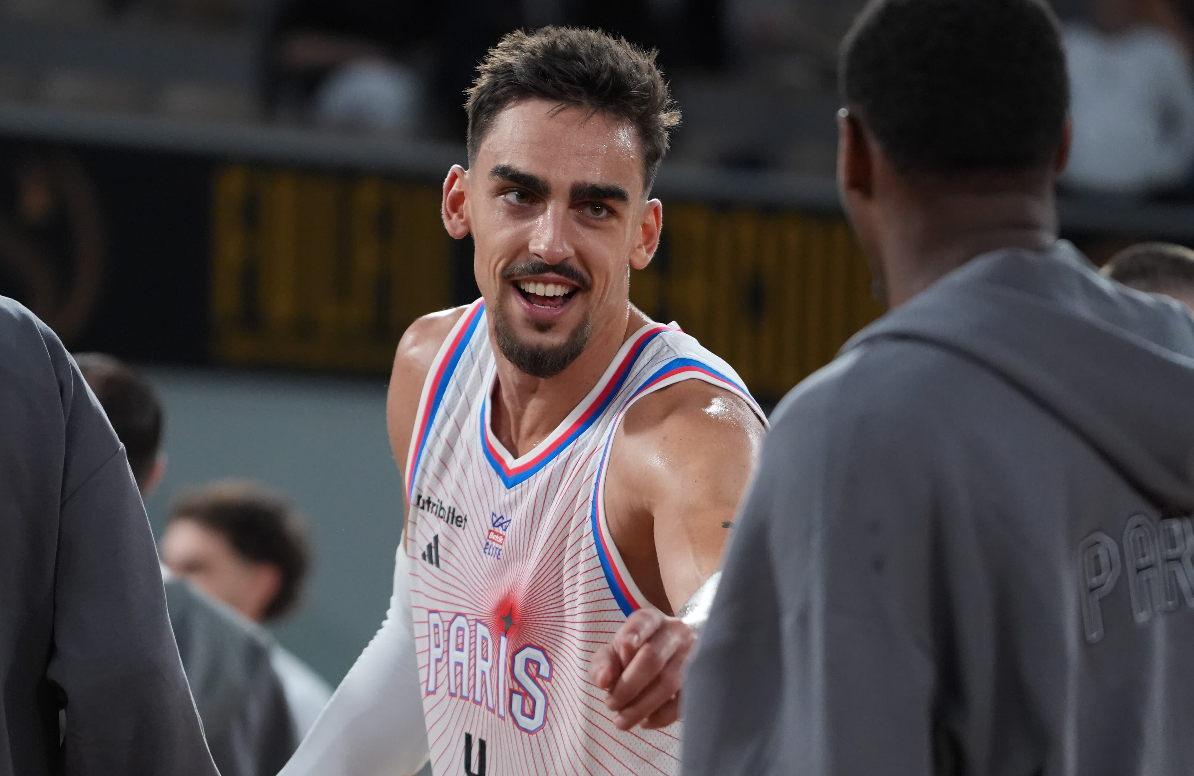 Paris fait le boulot contre Strasbourg mais s'inquiète pour Nadir Hifi, sorti sur blessure