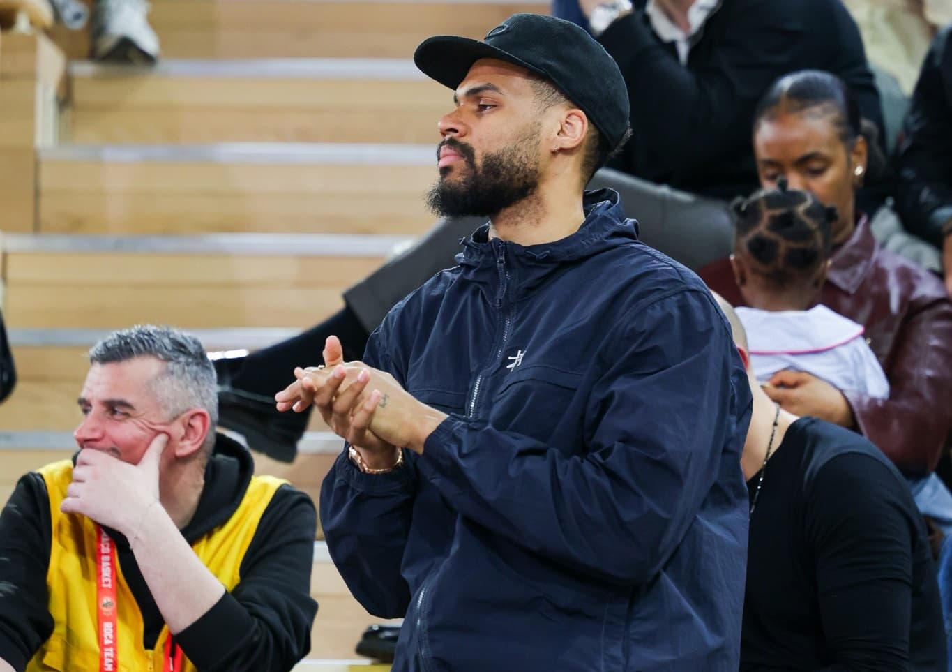 Mike James a bien joué malgré les tensions salariales, avant de rejoindre Élie Okobo à l’infirmerie