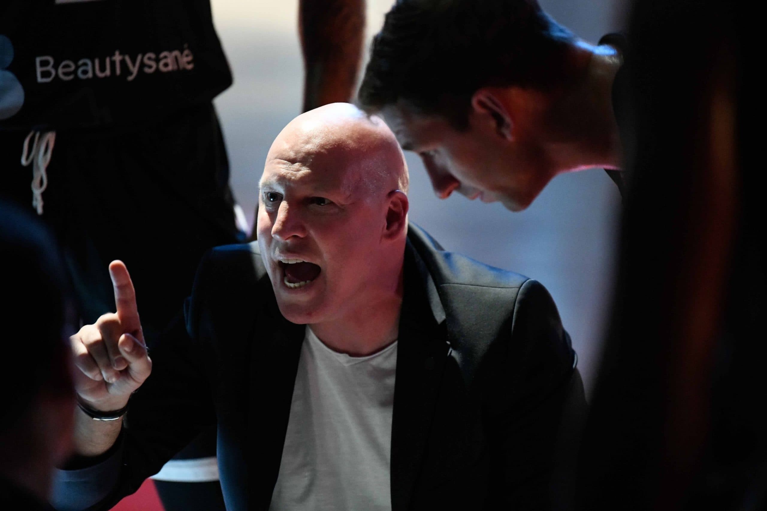 Élan béarnais : Eric Bartecheky a le feu vert pour recruter un joueur