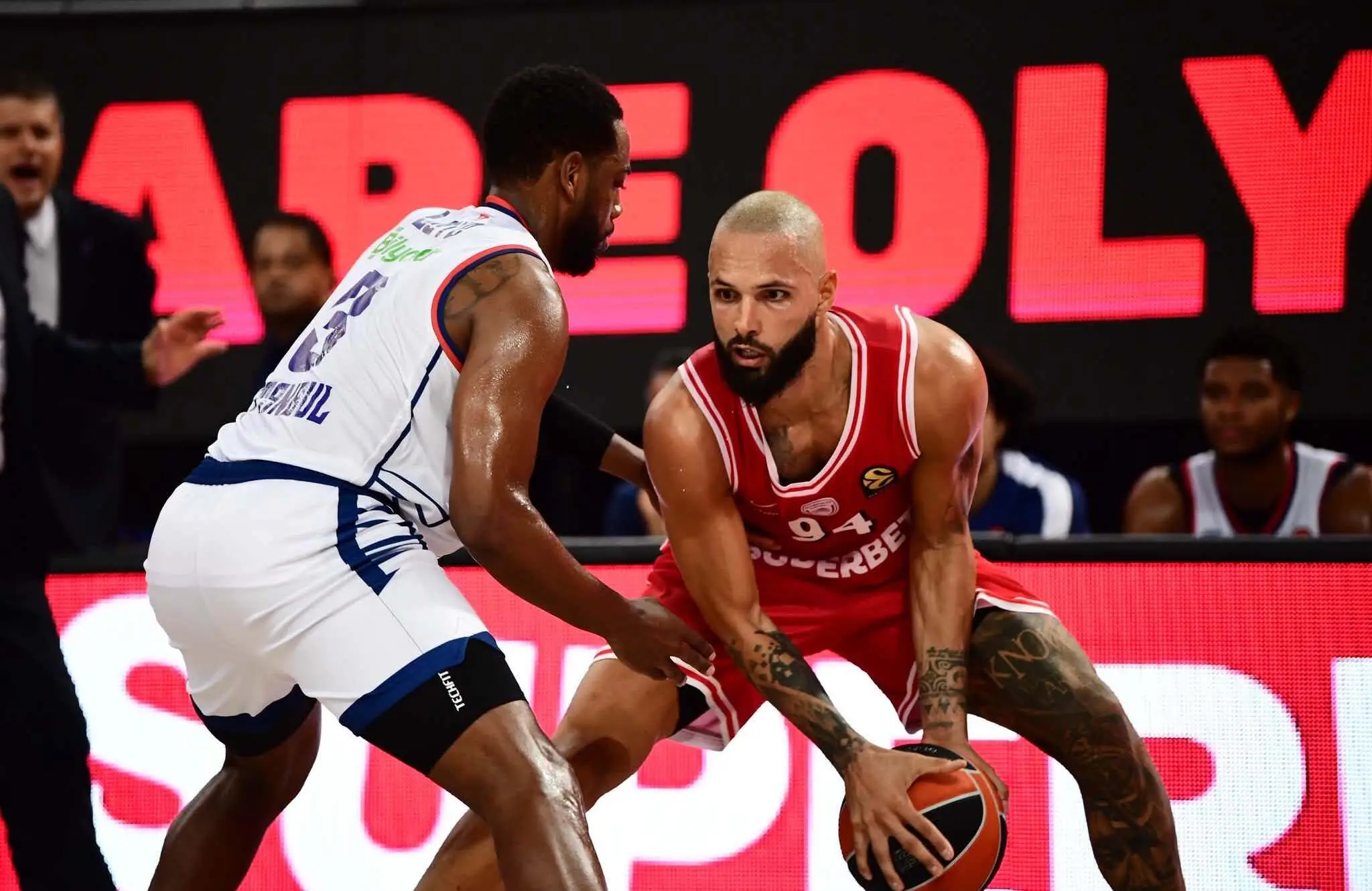 Evan Fournier et l'Olympiakos retrouvent la victoire face à l'Anadolu Efes de Matthew Strazel