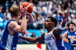Gerald Ayayi en défense lors de Finlande - France