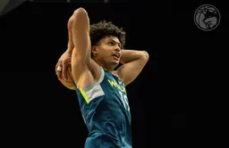 Joan Beringer au dunk avec les Wolves