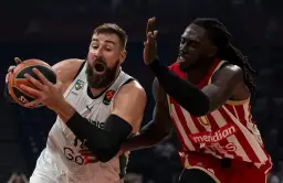 Johnathan Motley, à droite de Jonas Valanciunas, a souffert ce jeudi soir en EuroLeague