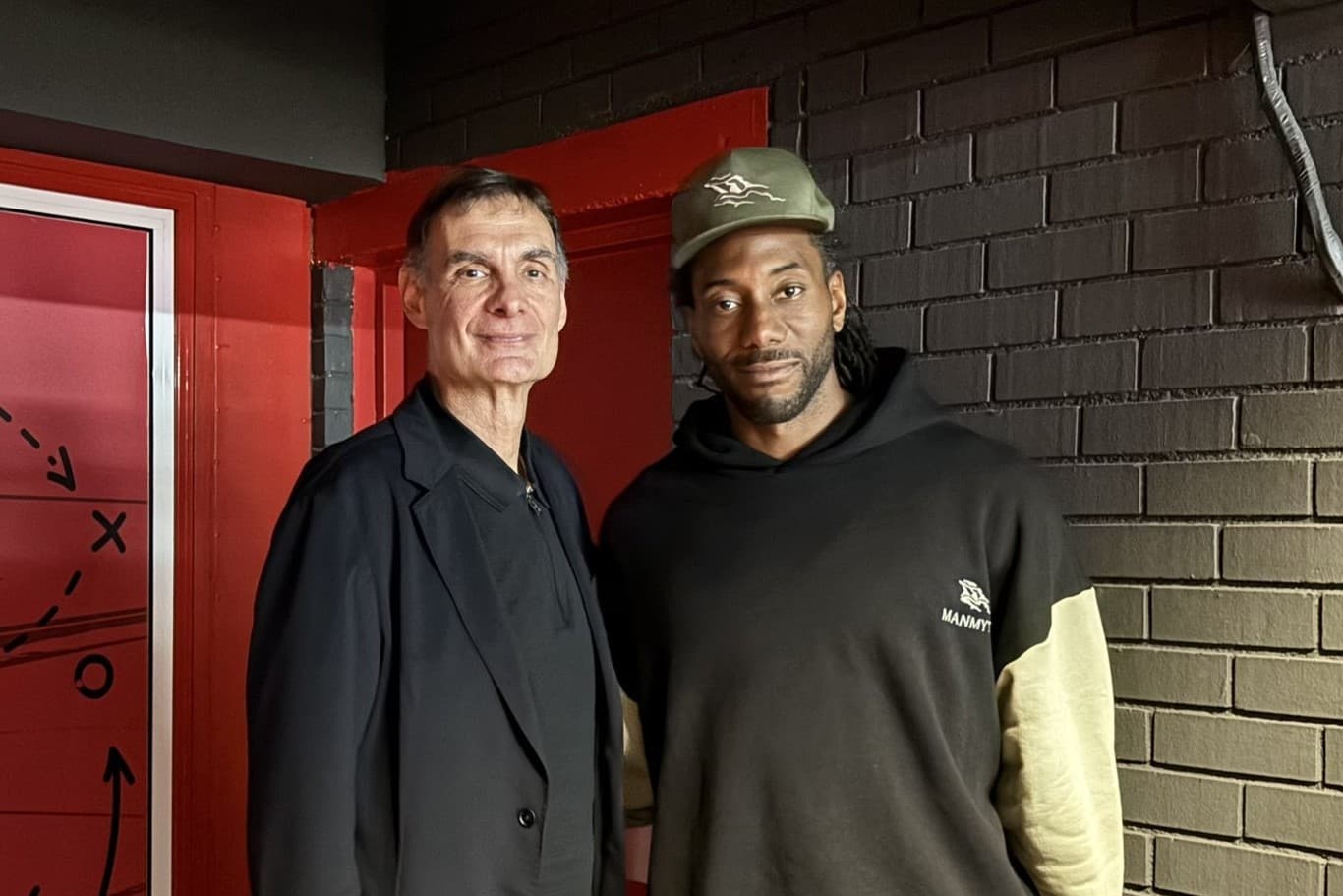 Kawhi Leonard reçu en grandes pompes par… l’Olympiakos !