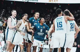 La joie de l'Anadolu Efes Istanbul après le buzzer beater de Cole Swider sur le parquet du Bayern Munich