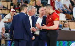 Laurent Legname en grande discussion avec Mehdi Difallah lors de Monaco - Dijon