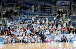 Les joueurs d'Orchies ont déjà posé avec leurs supporters, après leur large victoire contre LyonSO