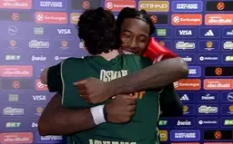 Mathias Lessort enlace Cedi Osman après la victoire contre le Zalgiris Kaunas