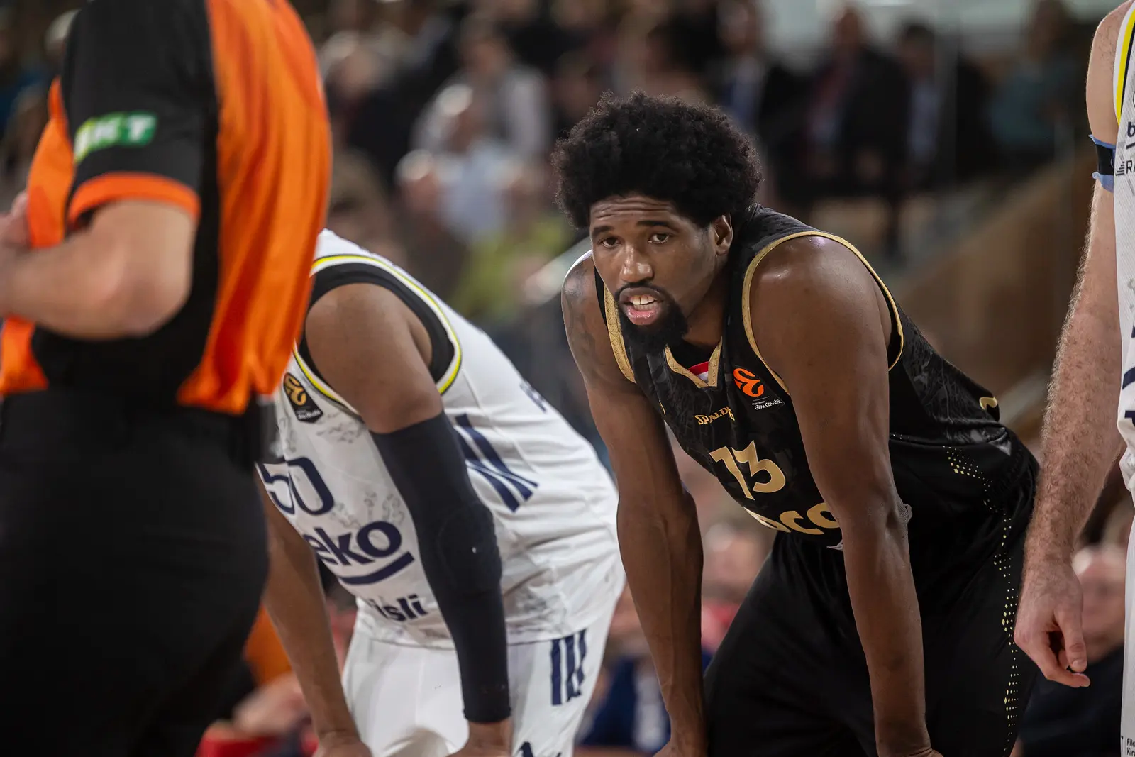 Monaco : Kevarrius Hayes évite l’opération, un soulagement dans la tempête