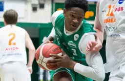 Ibrahim Magassa, ici avec le Södertälje BBK, reste en Suède
