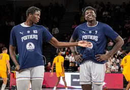 Soumaïla Koita avec Narcisse Ngoy, l'autre pivot de grande taille de Poitiers