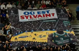 Le tifo "Où est Sylvain ?" brandi par le Kop Parisii face à l'ASVEL