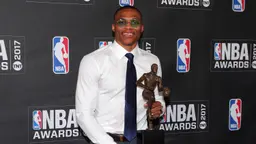 Russell Westbrook prend sa retraite après 18 saisons NBA. Aussi adulé que critiqué, le MVP 2017 laisse derrière lui un bilan singulier.