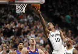 DeMar DeRozan devant Nikola Jokic en 2019
