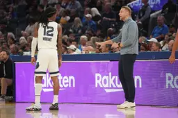 La star des Memphis Grizzlies Ja Morant échange avec son coach Tuomas Iisalo