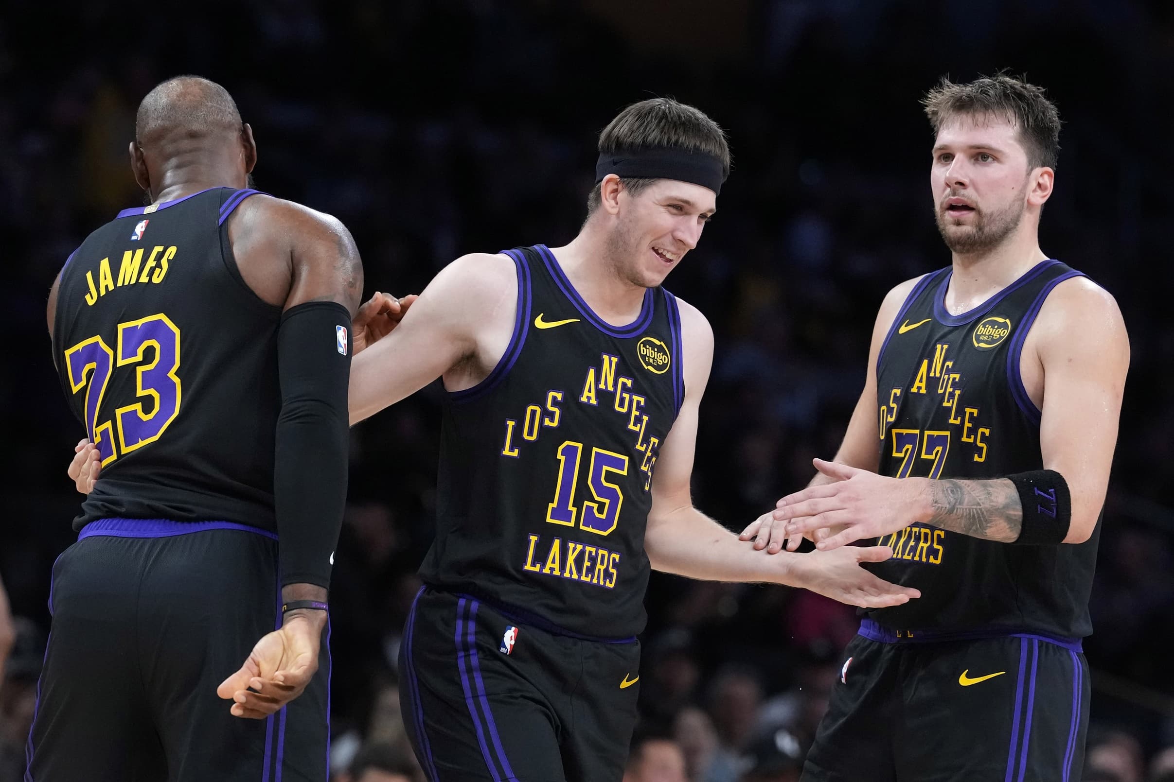 Les Lakers au complet : Doncic et Reaves seront de retour face aux Clippers