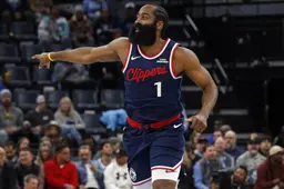 James Harden en tenue des Los Angeles Clippers pointant du doigt pendant un match, symbolisant son ascension dans le Top 10 des scoreurs NBA.