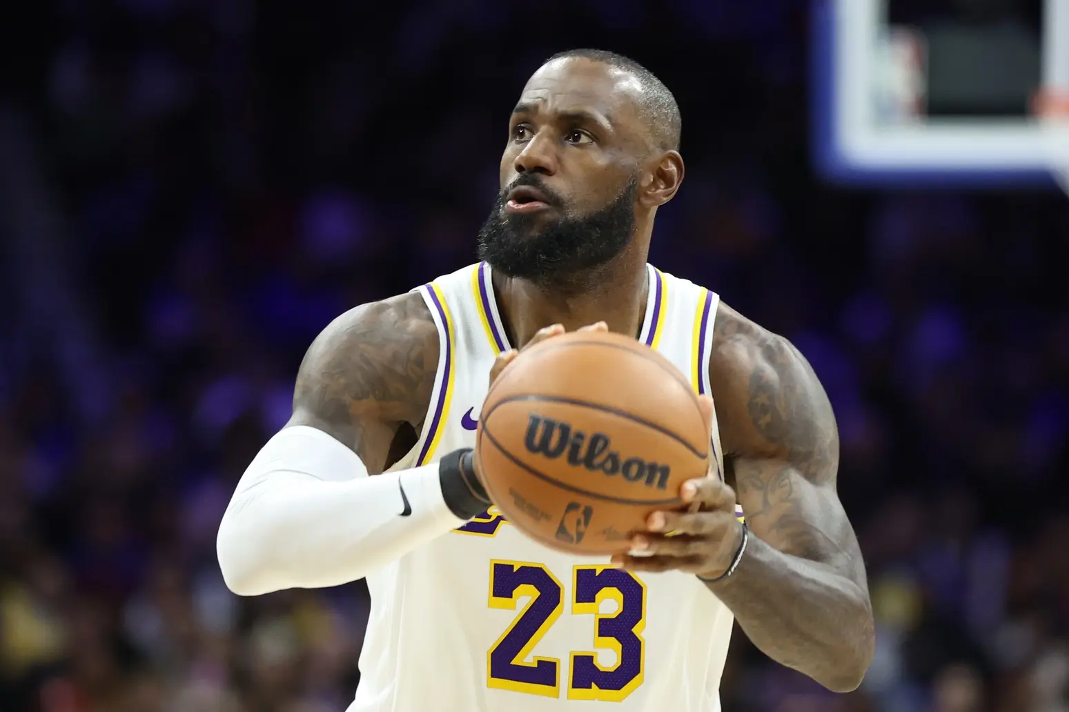 Un LeBron James décisif dans le money time offre un succès précieux aux Lakers à Philadelphie (112-108)