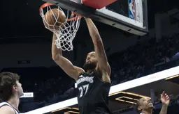 Rudy Gobert au dunk devant Maxime Raynaud