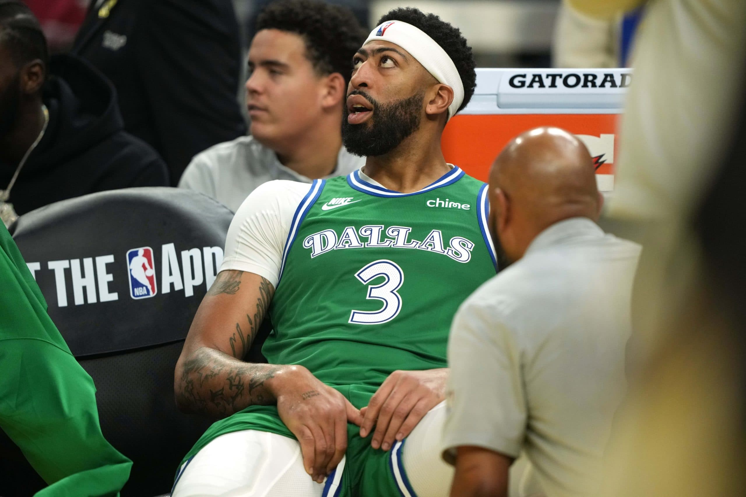 Anthony Davis se blesse encore, les Mavericks s’inclinent face aux Warriors le jour de Noël