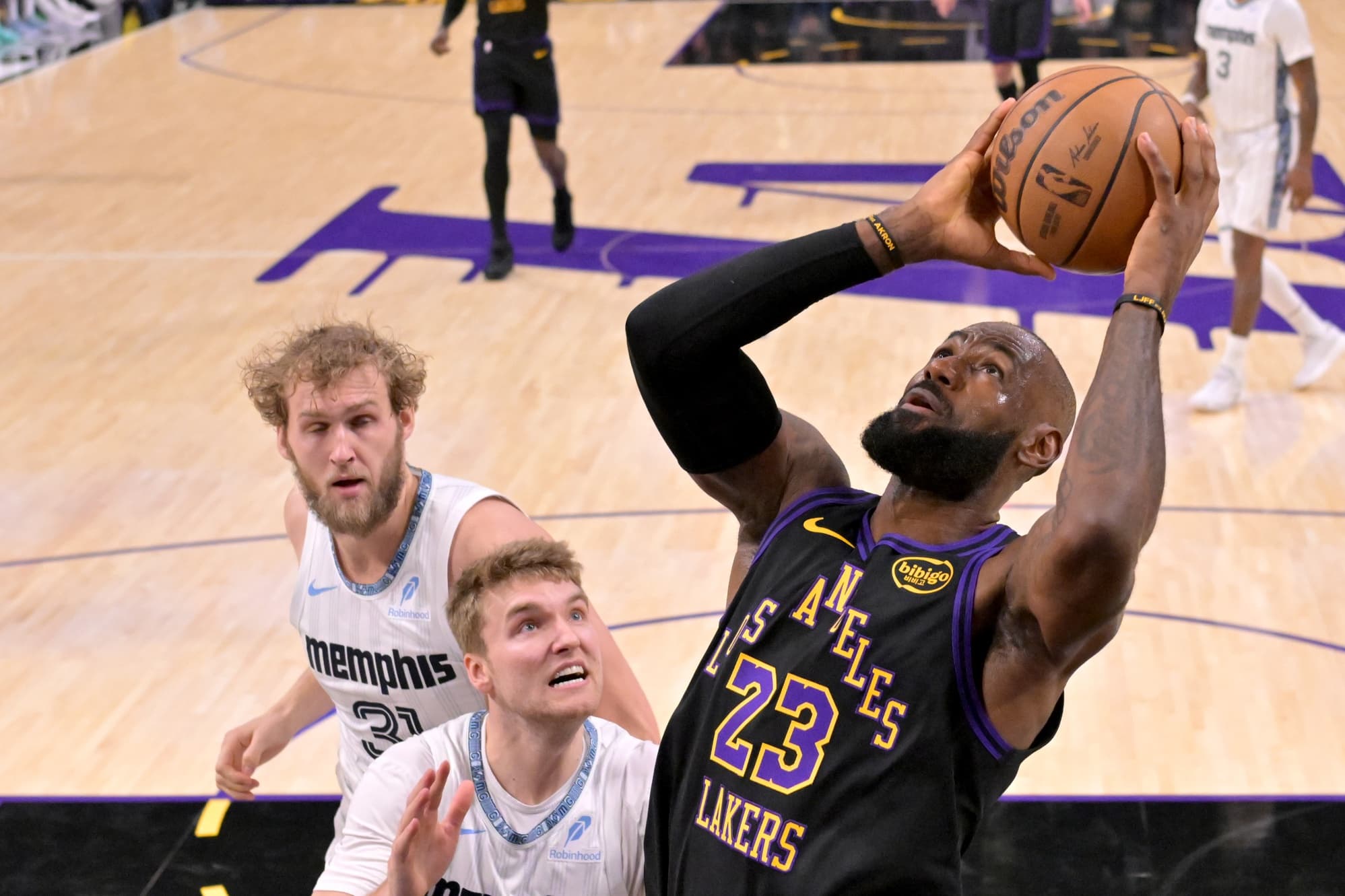 LeBron James fait l’histoire à 41 ans avec 31 points face aux Grizzlies