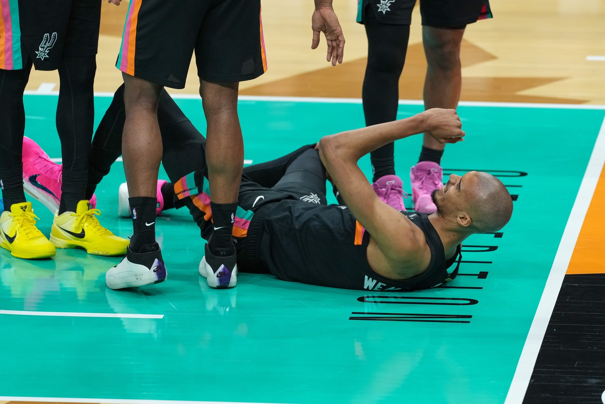 Victor Wembanyama écrase les Bucks malgré une alerte au genou