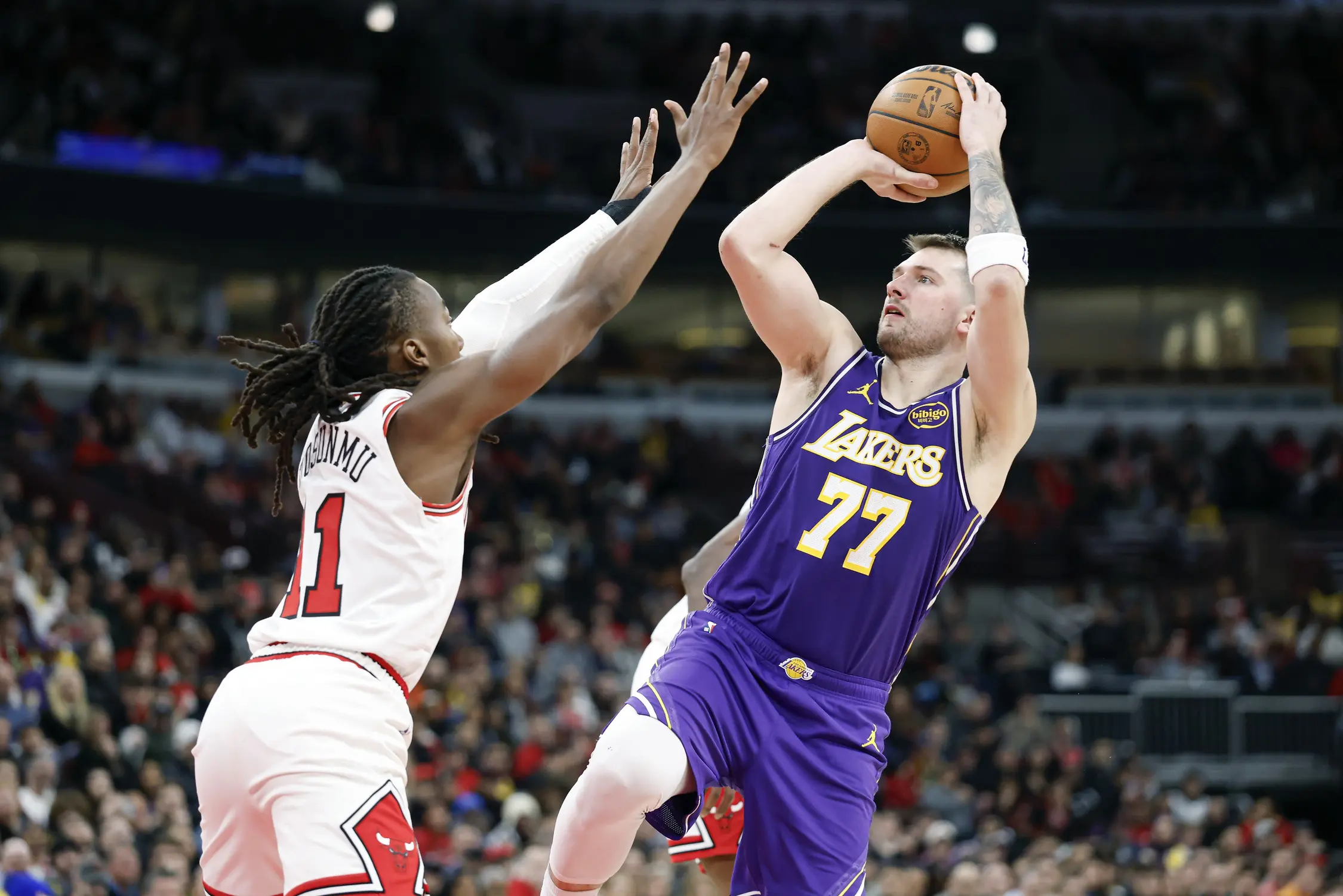 Luka Dončić domine les Bulls avec 46 points dans la victoire des Lakers