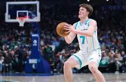 À seulement 20 ans, Knueppel s'est rapidement imposé comme l'un des tireurs les plus redoutables de la ligue.