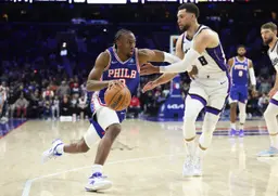 Les Philadelphia 76ers ont ainsi renversé Sacramento 113-111, effaçant un retard de 11 points dans le quatrième quart-temps pour s'imposer devant leur public.