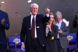 La cérémonie a réuni de nombreuses légendes des Lakers, notamment Magic Johnson, Kareem Abdul-Jabbar, James Worthy, Byron Scott, A.C. Green, Bob McAdoo et Kurt Rambis.