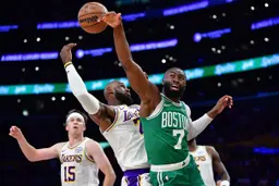 Le quadruple MVP a particulièrement salué la capacité de Brown à maintenir les Celtics au plus haut niveau malgré les difficultés.