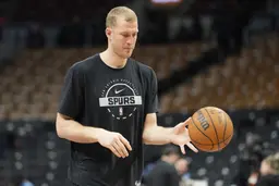 Mason Plumlee sous les couleurs des Spurs