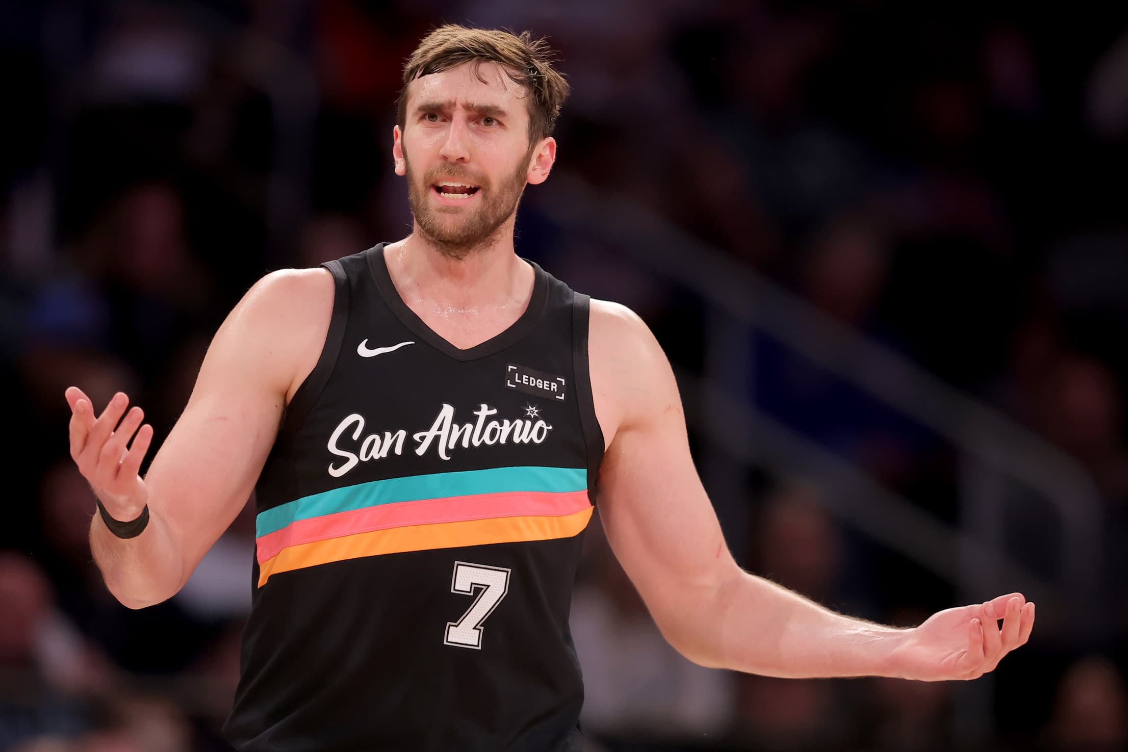 Luke Kornet, coéquipier de Wembanyama aux Spurs, demande aux Atlanta Hawks d’annuler leur collaboration avec un club de strip-tease !