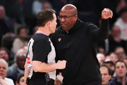 Mike Brown s'énerve face à l'arbitre Brian Forte