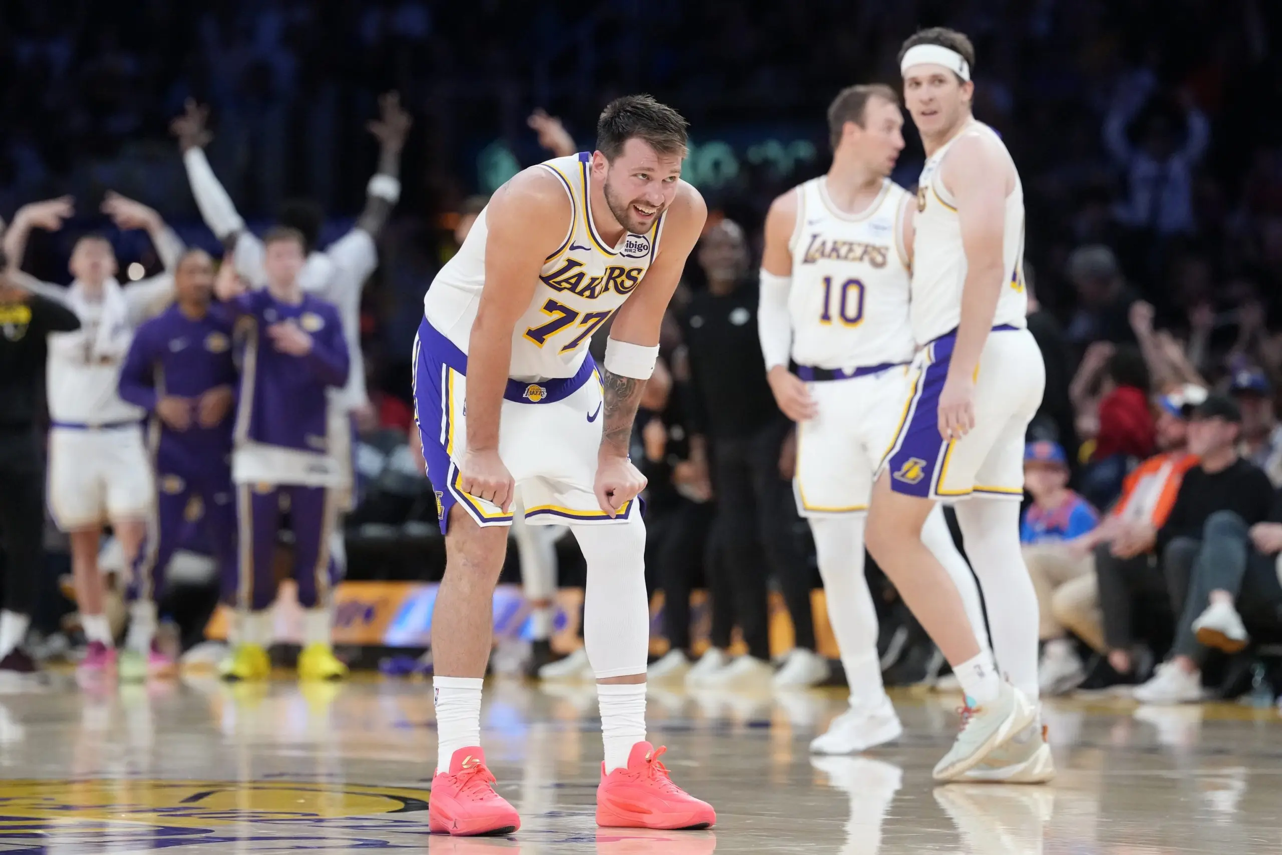 Luka Dončić écope d’une amende de 50 000 dollars pour un geste déplacé envers un arbitre