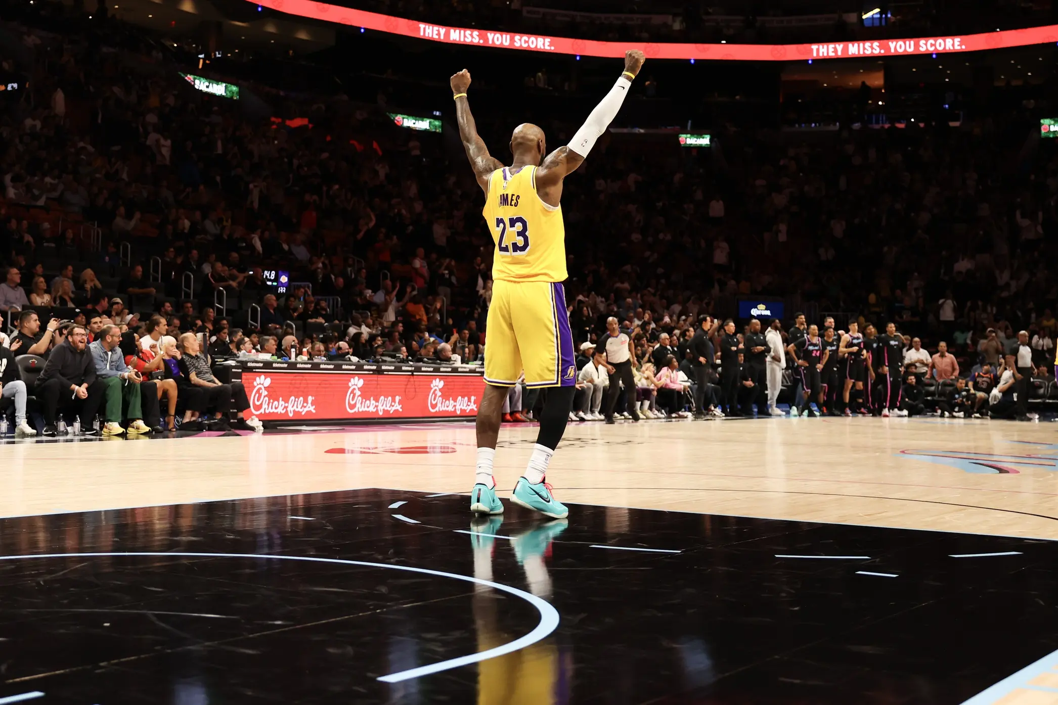 LeBron James égale le record de Robert Parish : 1 611 matchs joués en NBA