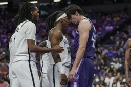 Maxime Raynaud intimidant face à Terance Mann