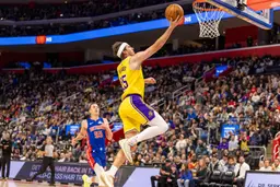Cette blessure, contractée lors de la défaite face au Oklahoma City Thunder jeudi (139-96), prive les Lakers de leur deuxième meilleur scoreur avec 23,3 points de moyenne cette saison.