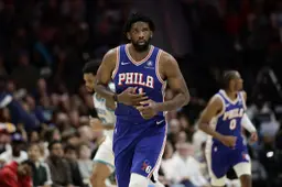 Embiid était présent avec les 76ers pour la première fois depuis son opération lors de la victoire de mercredi contre le Magic.