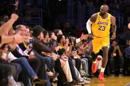 Le King a atteint un jalon historique en égalant le record de victoires en carrière de Kareem Abdul-Jabbar avec 1 228 succès, playoffs inclus.