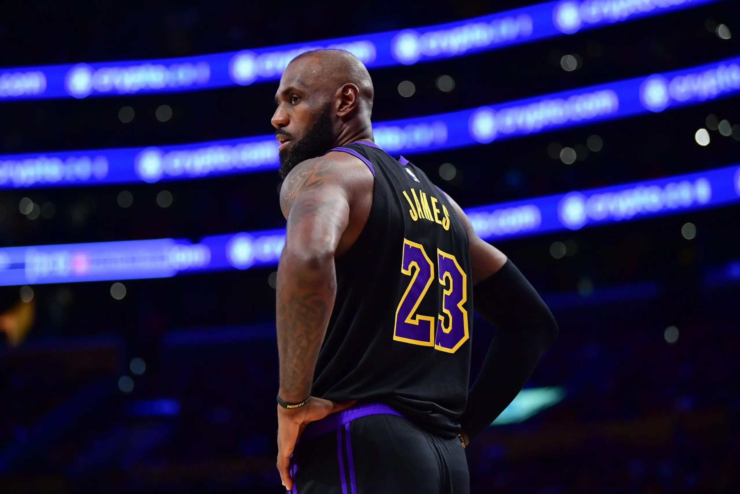 Coup de tonnerre à L.A. : LeBron James quitte les Lakers !