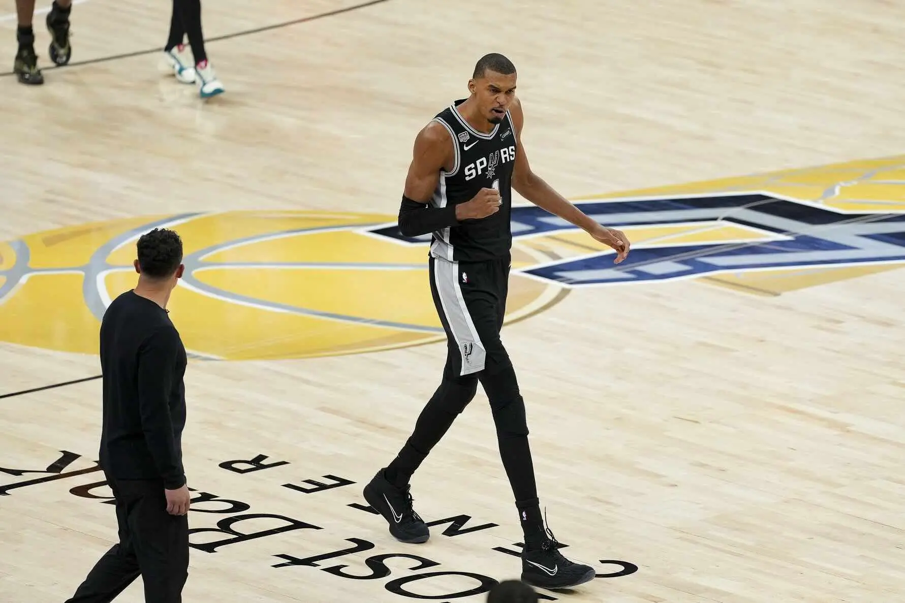 NBA Finals : un fan envahit le terrain pour un selfie avec Wembanyama