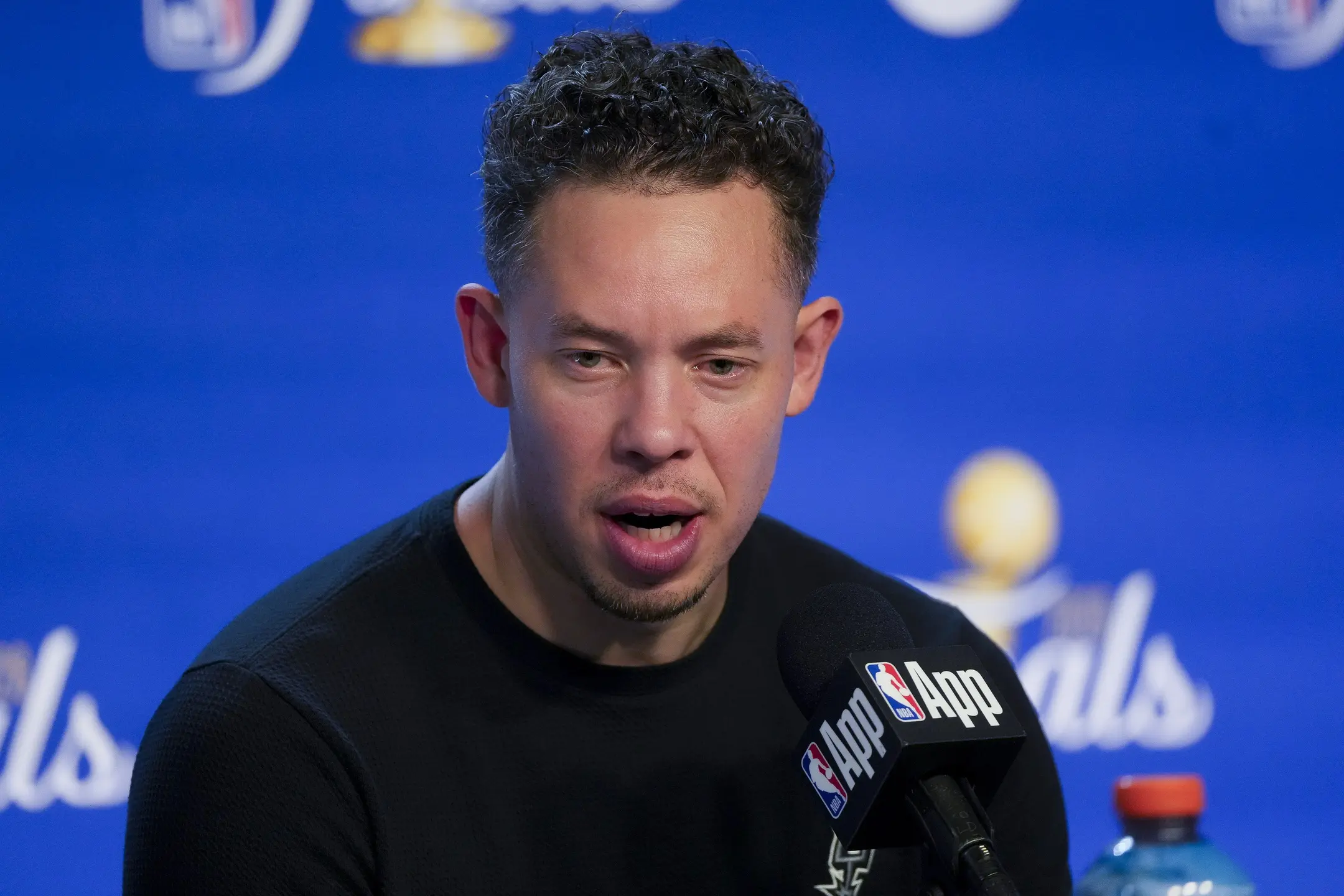 « Ce n’est pas notre basket » : Mitch Johnson pointe les erreurs des Spurs en ouverture des finales NBA